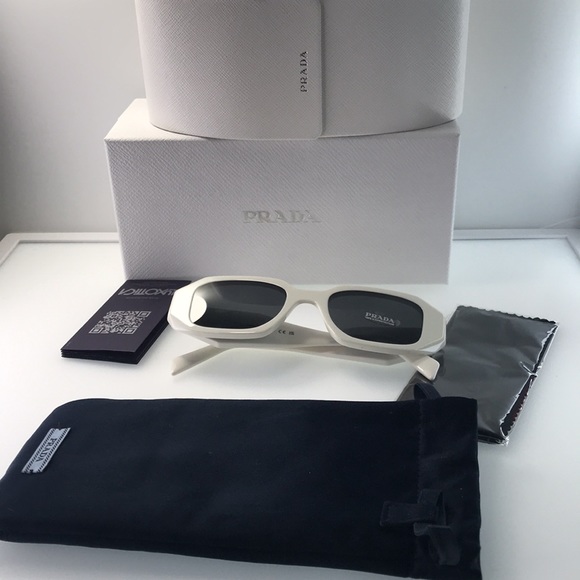 Authentic- 💯- New  - Prada Runway sunglasses SPR 17W Prada - Picture 14 of 16